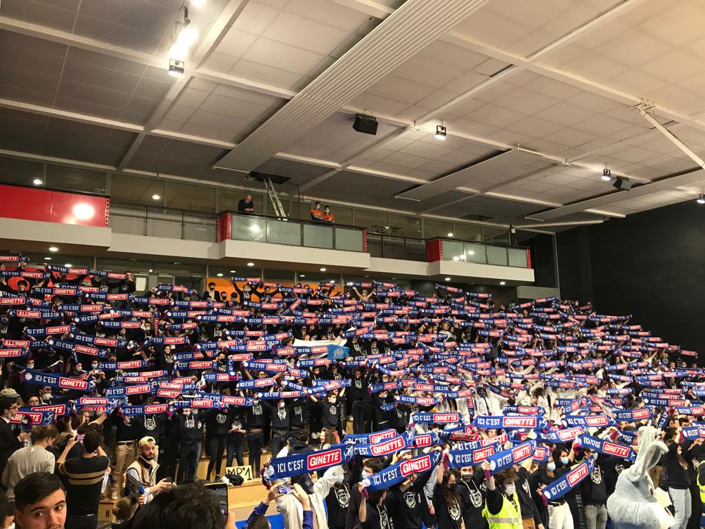 Marée bleue de supporters pendant le Ginette-Hoche...