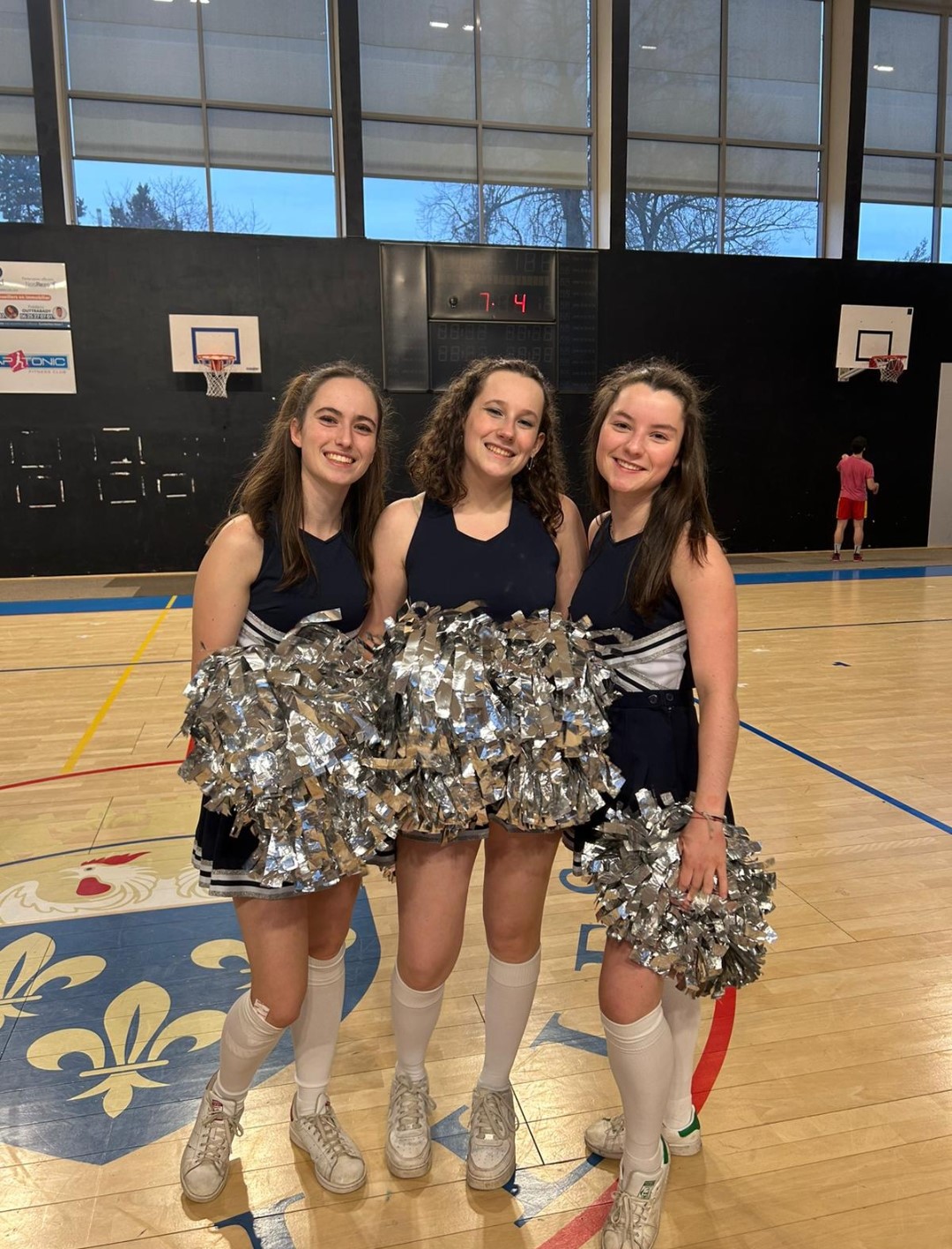 Les pom-pom girl encouragent l'équuipe de basket pendant le Ginette-Hoche